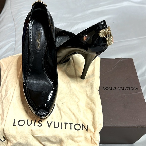 Louis Vuitton patent leather heels
Peep toe
Gold locks - Picture 1 of 6